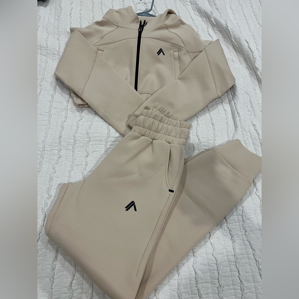 Alphalete ELMTS crop zip size small and joggers size xs NWOT